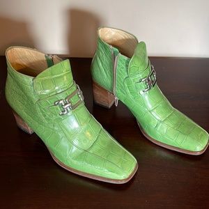 Women Lime Green Alligator Bootie’s.. Comfortable, Elegant, Good Condition